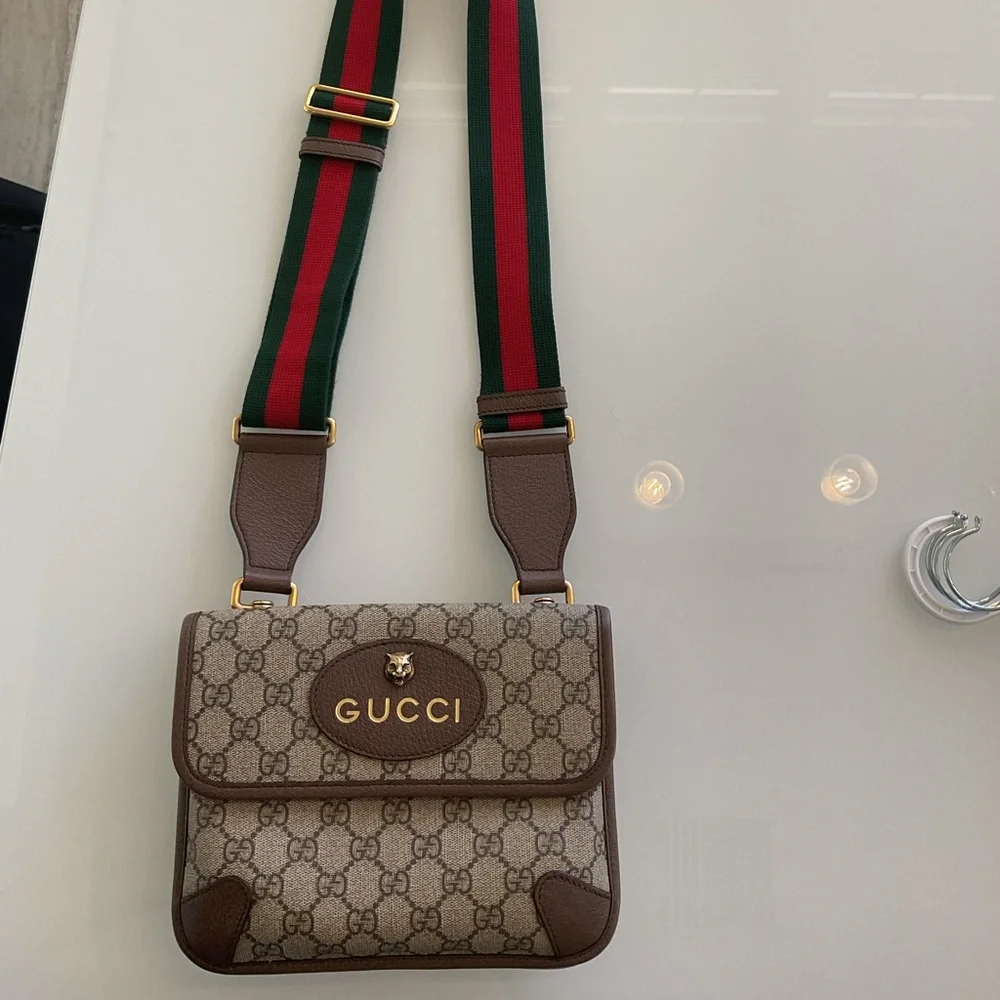 Gucci Beige GG Supreme Messenger Bag with Brown Trim and Green-Red Strap - Picture 2 of 7